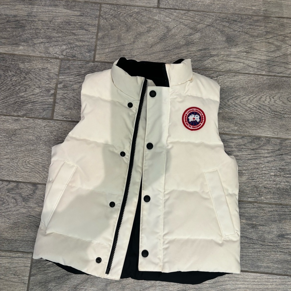White Canada Goose Kids Vest 
Super cute and is in fantastic condition!